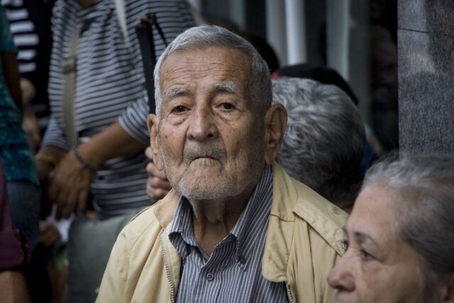 Pensionados del IVSS cobrarán este martes menos de un dólar de pensión