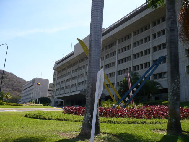 Detectan posible brote de covid-19 entre trabajadores del Ministerio de la Defensa en Caracas