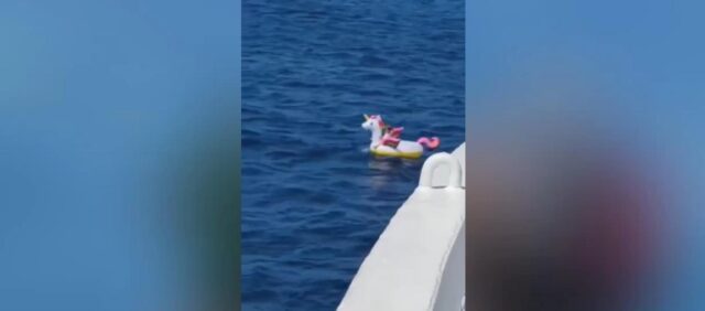 Rescataron a niña que se quedó flotando en altamar sobre un unicornio inflable