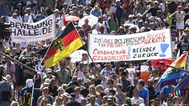 Miles de personas en Berlín protestan contra restricciones por coronavirus