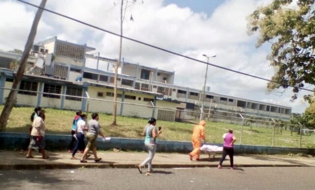 En Tucupita trasladan a fallecidos por covid-19 sin medidas de seguridad