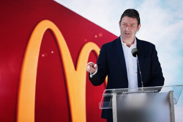 ExCEO de McDonald's tuvo relaciones sexuales con empleadas y ahora es demandado