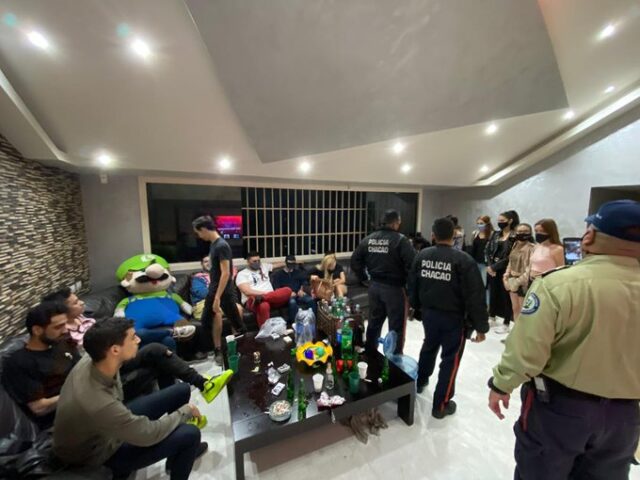 [FOTOS] Detuvieron a 22 jóvenes por hacer fiesta en una residencia de Altamira
