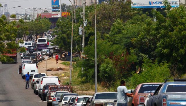 Volvieron las colas en las estaciones de servicio para surtir gasolina