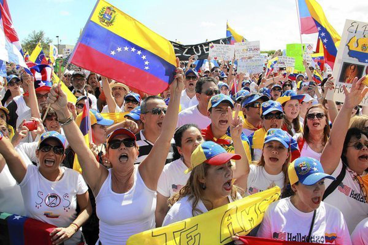Venezolanos y cubanos, la piedra en el zapato de Biden en Florida