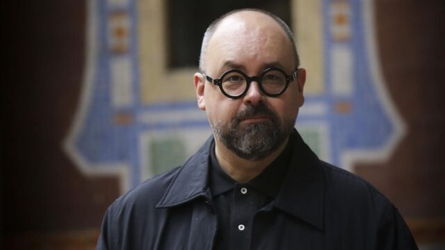 Relatos inéditos de Carlos Ruiz Zafón se reúnen en La ciudad de vapor