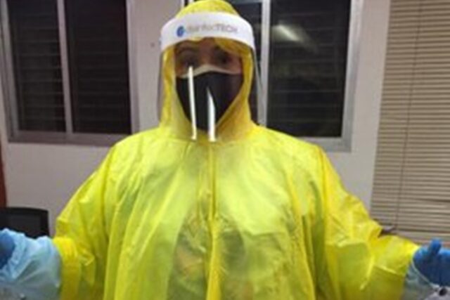 Médicos del Universitario de Maracaibo usan poncho para protegerse del covid-19