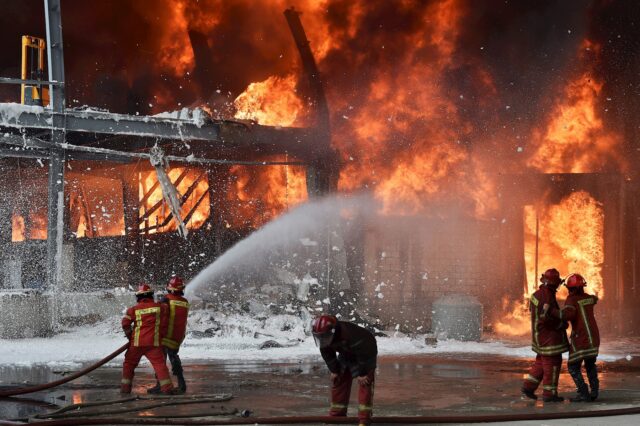 Un mes tras la explosión, un incendio en el puerto estremeció de nuevo Beirut