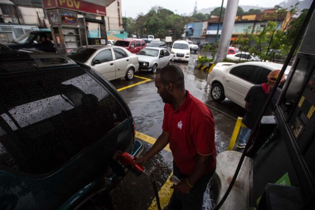 La escasez de gasolina empeora en todo el país mientras se agrava la pandemia