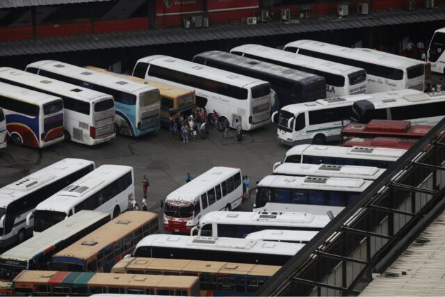 El régimen evalúa reactivar los terminales aéreos, terrestres y acuáticos
