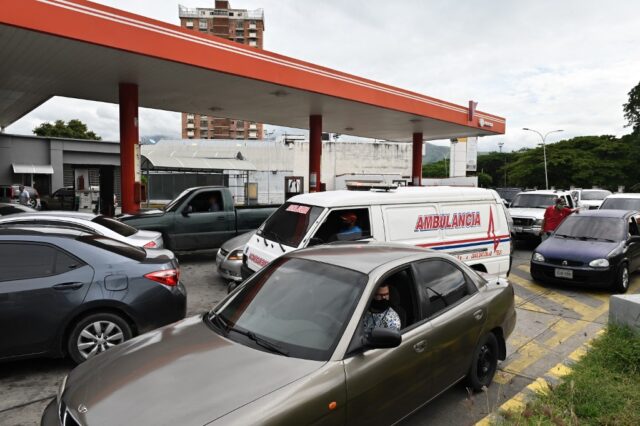 Venezolanos pasan hasta cuatro días en colas para abastecerse de gasolina: la más cara del mundo en el mercado negro