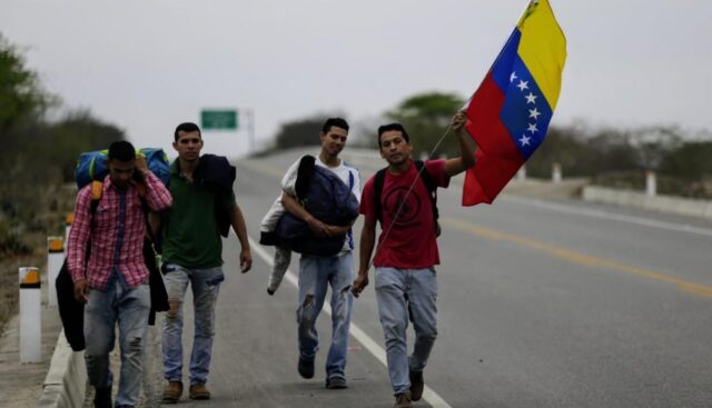 ONU prevé que el año que viene habrá 6,2 millones de venezolanos huyendo por el mundo (una crisis peor que la de Siria)