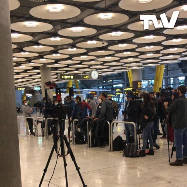 Así esperan la llegada de Leopoldo López al aeropuerto de Madrid
