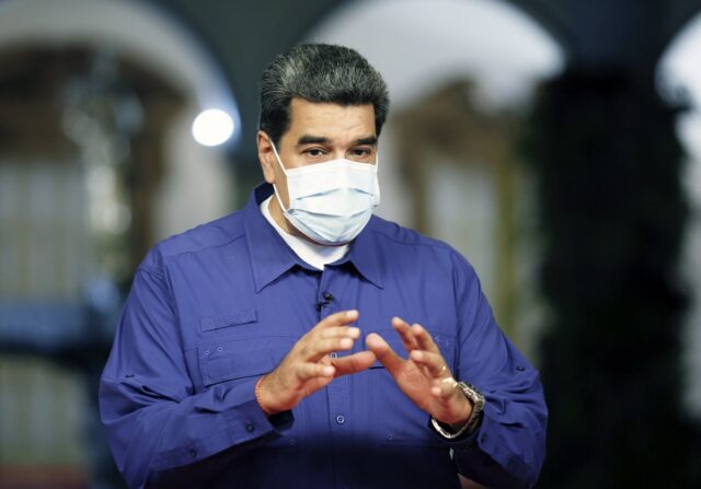 Maduro reconoce que en Venezuela queda gasolina para 20 días