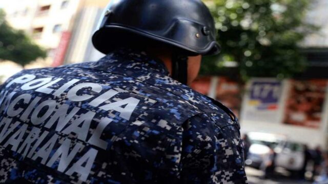 Hombres vestidos de PNB robaron un local del centro comercial Macaracuay