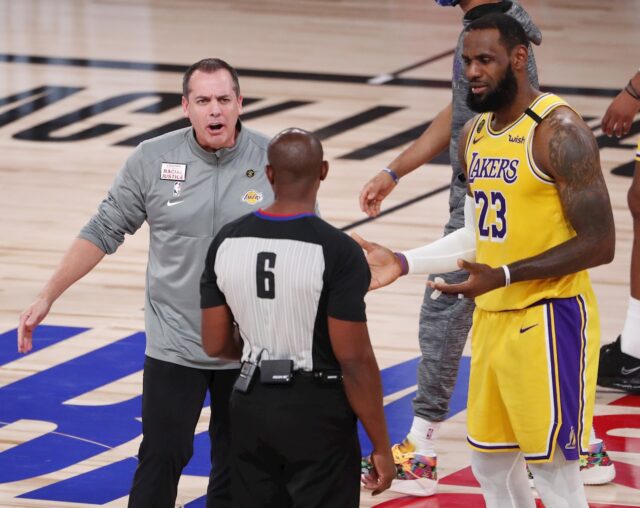 James y Davis ponen a los Lakers a un triunfo del título