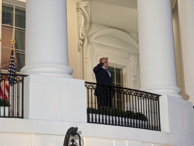 Presidente Trump salió del Hospital Walter Reed y ya está en la Casa Blanca