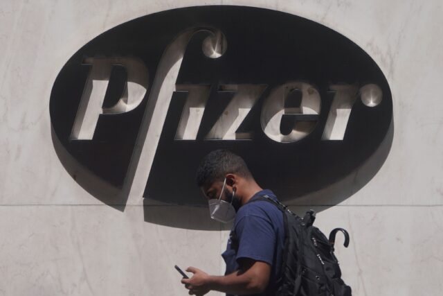Pfizer asegura que la política no afectará el desarrollo de la vacuna
