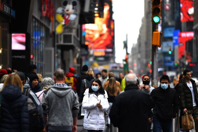 Nueva York pide volver a usar mascarilla en público ante repunte de covid-19