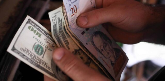 Dólar paralelo abre la semana a la baja: así se cotiza
