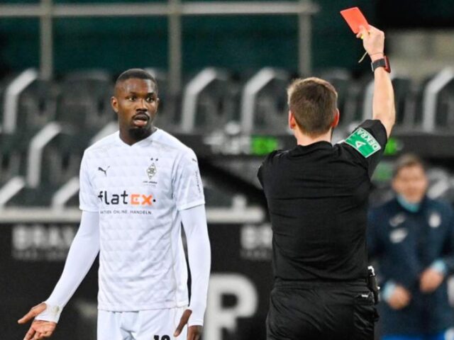 Expulsaron a un futbolista en Alemania por escupirle en la cara a otro jugador