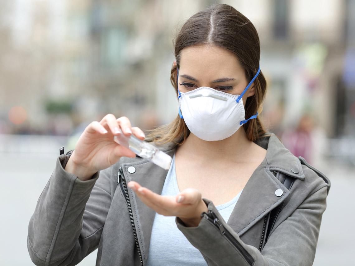 Inglaterra reintroducirá el martes mascarillas en tiendas y transporte
