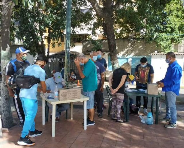 [FOTOS] Venezolanos acuden a centros de participación para la Consulta Popular