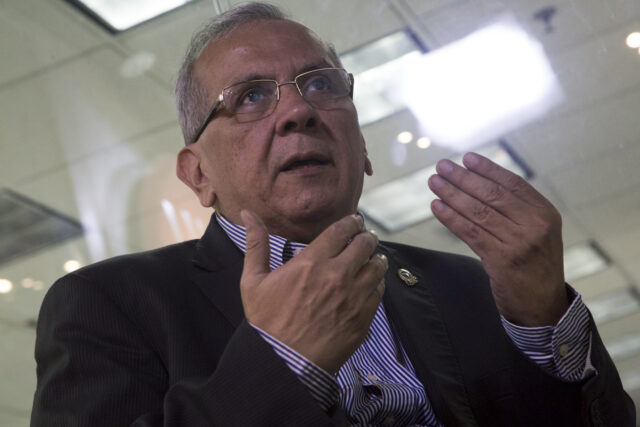 "Mi patria amada está sumergida en un drama humano": el texto de Rodrigo Cabezas dirigido a la izquierda democrática