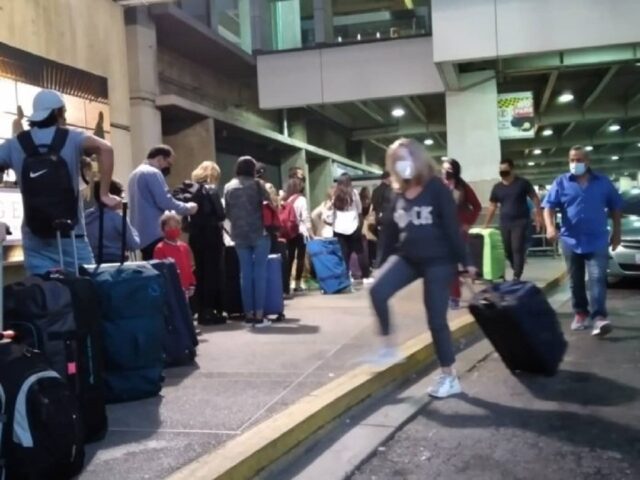 Medidas de bioseguridad en el aeropuerto de Maiquetía generan largas colas