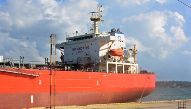 Tripulantes de buques que trasladan petróleo entre Venezuela y Cuba dieron positivo en covid-19
