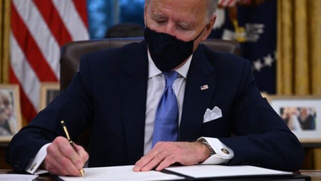 Biden aprueba ampliar ayuda federal a familias ante la "emergencia nacional"