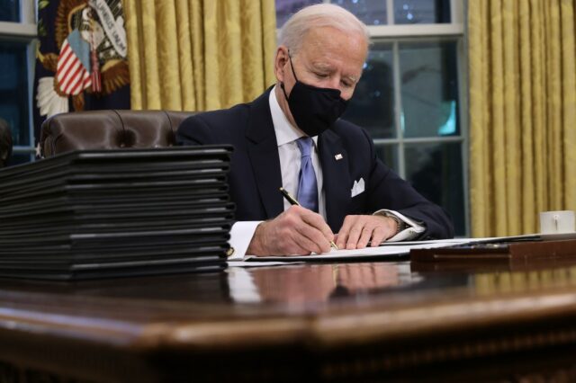 Biden firmó dos órdenes ejecutivas para reforzar el Obamacare y lograr una sanidad más universal