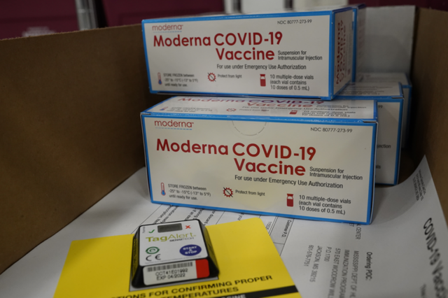 Reino Unido aprueba una vacuna de Moderna contra la variante ómicron