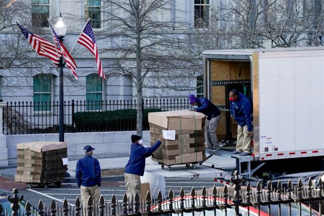 Se acerca la mudanza: llegaron pilas de cajas vacías a la Casa Blanca