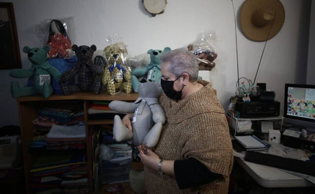 Una mujer cose osos de peluche en México con prendas de fallecidos por covid-19