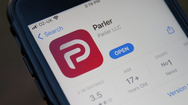 Después de Google y Apple, Amazon cortó lazos con la red conservadora Parler