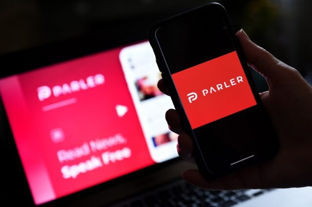 La red social Parler deja de funcionar, Amazon le quitó acceso a sus servidores