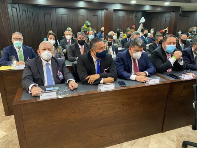 Disidentes de la oposición fueron ubicados en la parte derecha del hemiciclo durante instalación del Parlamento chavista