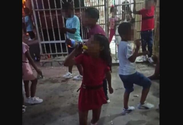 Graban a niños bebiendo alcohol y bailando en una vía pública de Colombia
