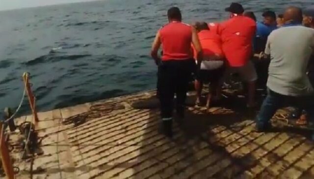 [VIDEOS] Dos personas han sido rescatadas por ferris tras un naufragio en Sucre