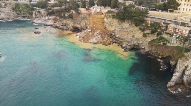 [VIDEO] El momento en el que decenas de tumbas cayeron al mar al derrumbarse un cementerio sobre un acantilado