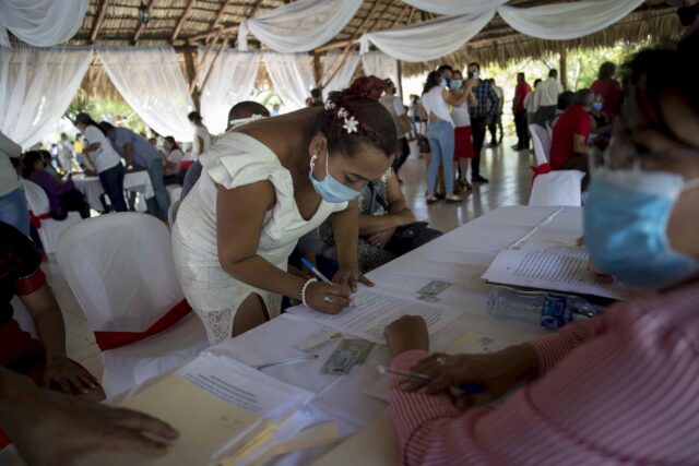 Boda colectiva: 44 parejas se casaron en El Salvador durante San Valentín