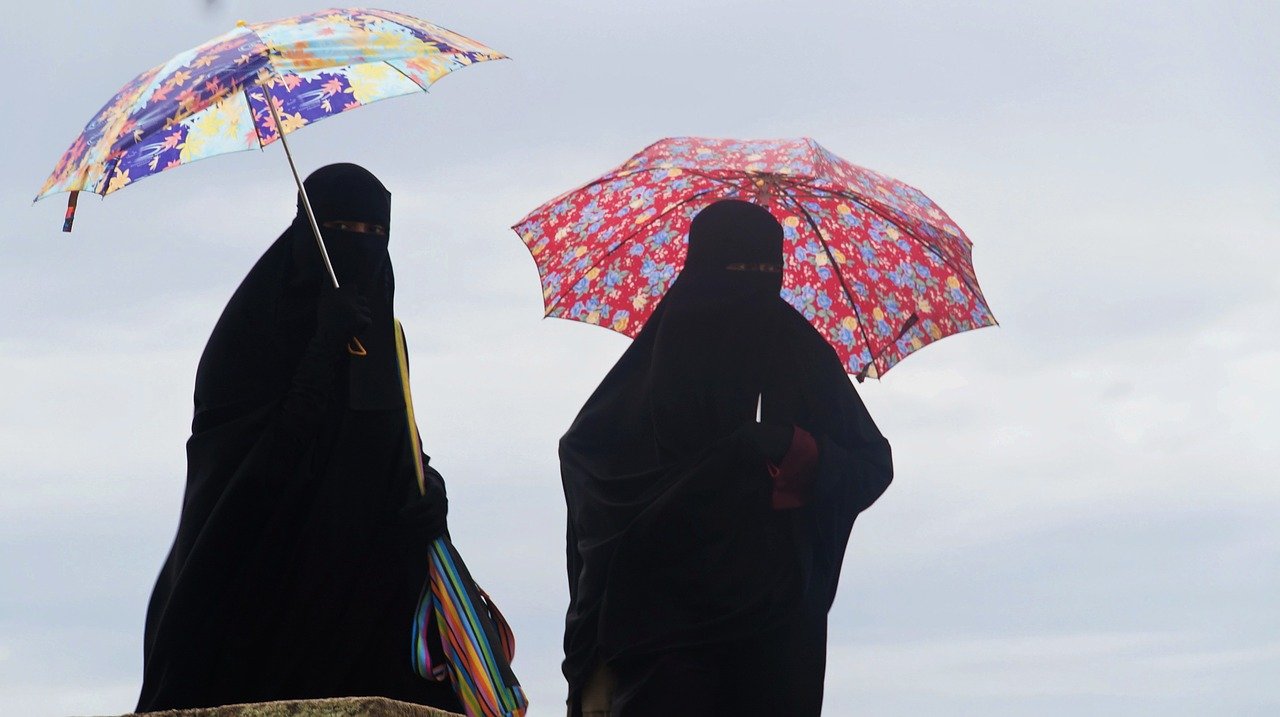 Los talibanes prohíben a las mujeres viajar sin un acompañante