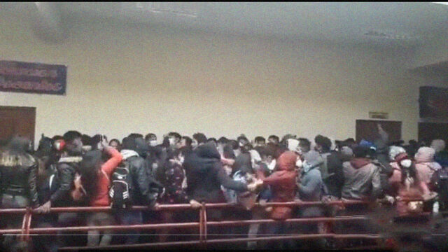 [VIDEO] Tragedia en una universidad de Bolivia al desprenderse una baranda en el cuarto piso mientras estaba repleto de estudiantes