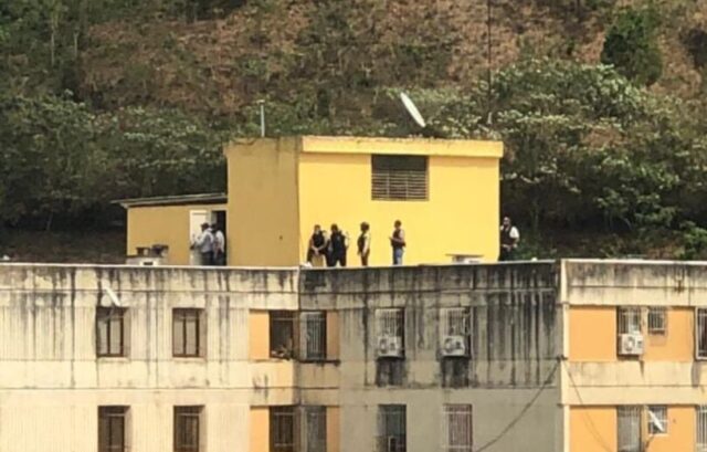 [VIDEOS] Al menos dos civiles heridos por enfrentamiento entre delincuentes y policías en La Vega