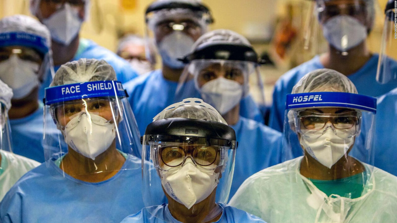 Desalojaron a personal de salud y adultos mayores del IVSS en La Guaira cuando esperaban para vacunarse