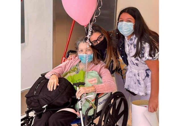 La venezolana que cruzó cargada el río Grande ya se encuentra con su familia
