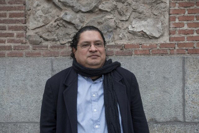Juan Carlos Chirinos: Cuando escribo me concentro para escuchar la lengua lo mejor que pueda