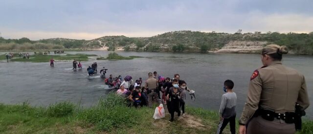 Entra en vigor ley de Texas que eleva sentencias para condenados por tráfico de migrantes