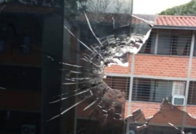 Los enfrentamientos en La Vega: bala perdida alcanzó en la cabeza a un adolescente mientras dormía